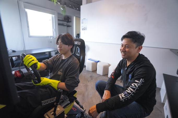 本格的なレーシングシミュレーターを触ってみたい、練習がしたい様子