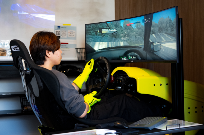 サーキット走行前の練習にレーシングシミュレーターを活用している様子