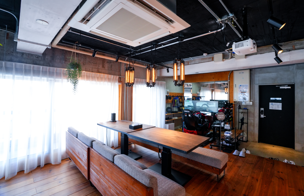MIDBASE本店（十三）の内観