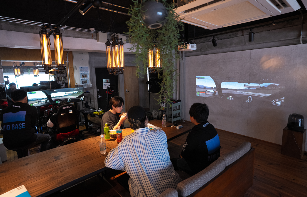 MIDBASE本店（十三）の内観