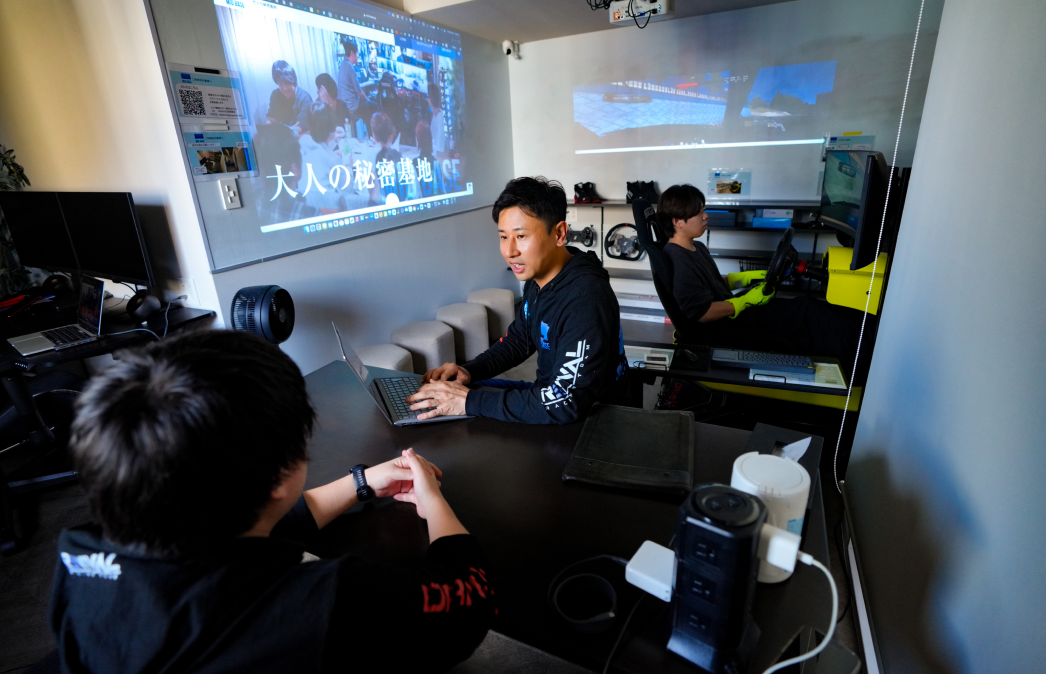 MIDBASE長堀橋店の内観（6人着席可能な机と椅子が置いてあります）
